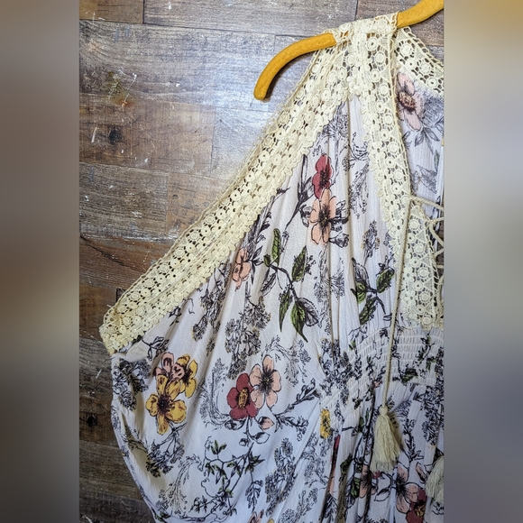 Coco & Jaimeson Floral Cold Shoulder W Ties And Crochet Trim - Picture 6 of 16